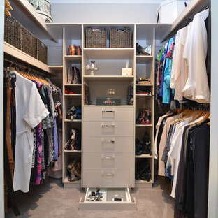 Ejemplo de armario vestidor de mujer, contemporáneo, pequeño, con puertas de armario beige y moqueta