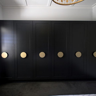 Ispirazione per un grande armadio o armadio a muro unisex chic con ante in stile shaker, ante bianche, moquette e pavimento nero
