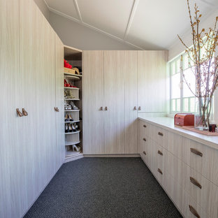 Esempio di una cabina armadio bohémian di medie dimensioni con ante lisce, ante in legno chiaro, moquette e pavimento grigio
