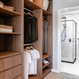 Idee per una cabina armadio contemporanea con nessun'anta, ante in legno scuro, moquette e pavimento grigio