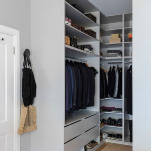 Idéer för mellanstora vintage walk-in-closets för könsneutrala, med öppna hyllor, blå skåp och mellanmörkt trägolv