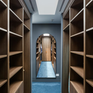 Großer, Neutraler Moderner Begehbarer Kleiderschrank mit flächenbündigen Schrankfronten, hellbraunen Holzschränken, Teppichboden und blauem Boden in Sydney