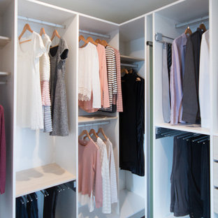 Foto de armario vestidor unisex, escandinavo, de tamaño medio, con puertas de armario blancas