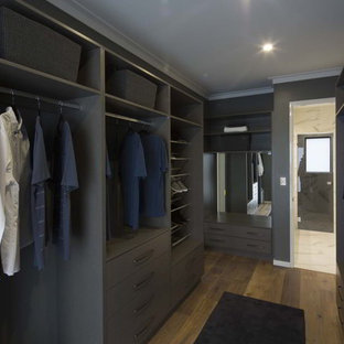 Ejemplo de armario vestidor unisex, moderno, de tamaño medio, con armarios abiertos