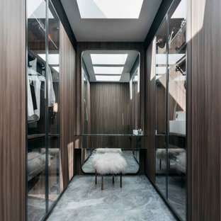 Esempio di una cabina armadio contemporanea con pavimento in gres porcellanato, pavimento grigio, ante di vetro e ante in legno bruno