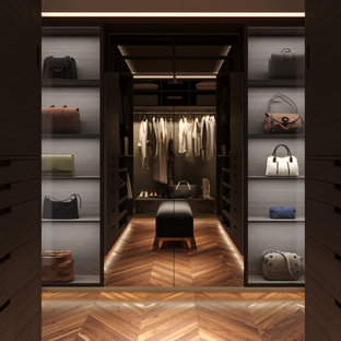 Foto di una cabina armadio unisex moderna di medie dimensioni con nessun'anta, ante in legno bruno e parquet scuro