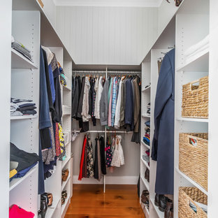 Idee per una cabina armadio unisex tradizionale di medie dimensioni con nessun'anta, ante bianche, pavimento in legno massello medio e pavimento multicolore