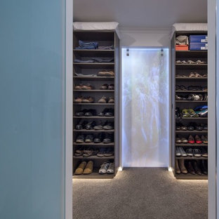 Ispirazione per uno spazio per vestirsi unisex minimalista di medie dimensioni con ante in stile shaker, ante in legno bruno e moquette