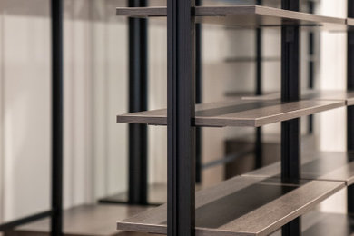 Ejemplo de armario vestidor actual de tamaño medio con armarios abiertos y puertas de armario de madera en tonos medios