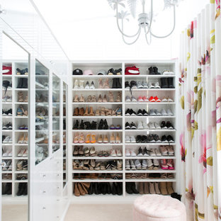 Idee per una cabina armadio per donna design di medie dimensioni con ante bianche, moquette, pavimento beige e nessun'anta