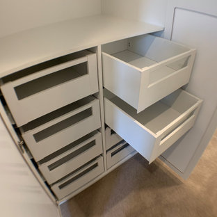 Modelo de armario y vestidor actual, pequeño, con armarios estilo shaker y puertas de armario blancas