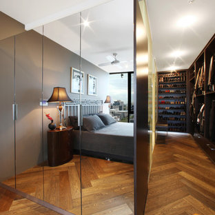Idéer för ett mellanstort modernt walk-in-closet för könsneutrala, med mellanmörkt trägolv, öppna hyllor och skåp i mellenmörkt trä