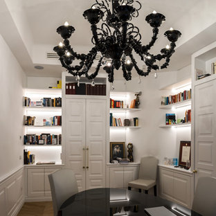 Inspiration för ett mellanstort funkis arbetsrum, med ett bibliotek, vita väggar, ljust trägolv, ett fristående skrivbord och brunt golv
