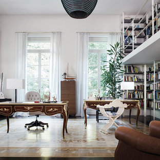 Ispirazione per uno studio chic con libreria, pareti bianche, scrivania autoportante e pavimento beige