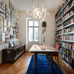 Foto di uno studio boho chic con libreria, pareti bianche, pavimento in legno massello medio, nessun camino e scrivania autoportante