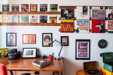 Cette image montre un bureau bohème avec un mur blanc et un bureau indépendant.