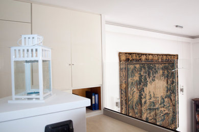 Immagine di un piccolo studio moderno con pareti bianche e pavimento beige