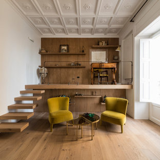 Ispirazione per un grande studio design con libreria, pareti bianche, pavimento in legno verniciato, soffitto a cassettoni e boiserie