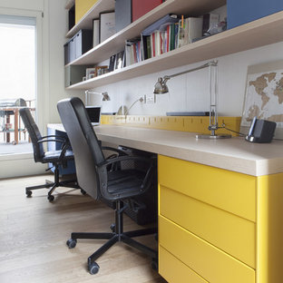 Immagine di un atelier contemporaneo di medie dimensioni con pareti bianche, parquet chiaro e scrivania autoportante