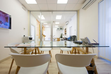 Immagine di una sala da pranzo nordica di medie dimensioni con pareti bianche, parquet chiaro e pavimento beige