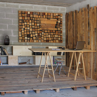 Idee per un piccolo ufficio rustico con scrivania autoportante, pareti grigie, pavimento in legno massello medio e pavimento marrone