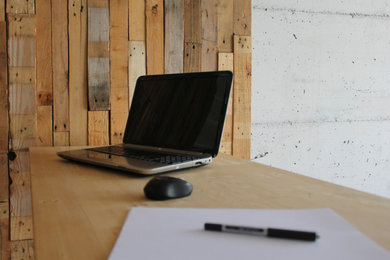 Foto di un piccolo ufficio design con scrivania autoportante