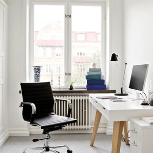 Ispirazione per un piccolo studio nordico con pareti bianche, scrivania autoportante, moquette e pavimento grigio