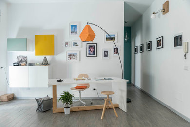 Idee per un atelier nordico di medie dimensioni con pareti bianche, pavimento in gres porcellanato e scrivania autoportante