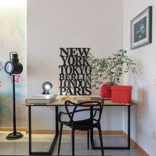 Inspiration för ett litet industriellt hemmabibliotek, med vita väggar, ett fristående skrivbord och flerfärgat golv