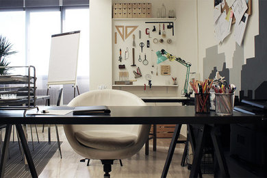 Esempio di un ufficio design di medie dimensioni con pareti bianche, pavimento in marmo e scrivania autoportante