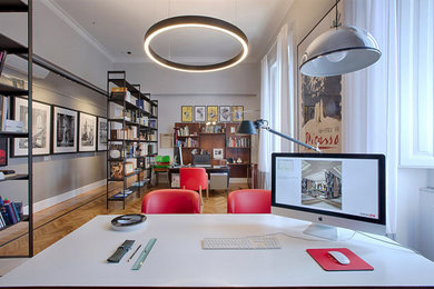 ナポリにあるトラディショナルスタイルのおしゃれなホームオフィス・書斎の写真