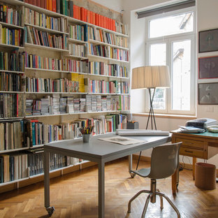 Foto di un ufficio scandinavo di medie dimensioni con pareti bianche, parquet chiaro, scrivania autoportante e pavimento beige