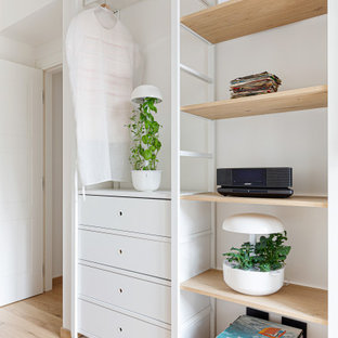 Kleines Nordisches Lesezimmer mit weißer Wandfarbe, hellem Holzboden, freistehendem Schreibtisch und eingelassener Decke in Mailand