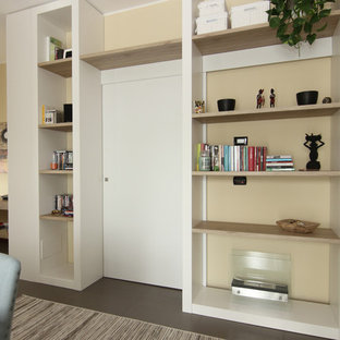 Bild på ett mellanstort orientaliskt hemmastudio, med beige väggar, klinkergolv i keramik, ett fristående skrivbord och brunt golv