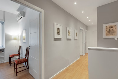 Imagen de estudio minimalista pequeño con paredes grises, suelo vinílico, suelo beige y bandeja