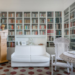 Ispirazione per un piccolo studio mediterraneo con libreria, pareti bianche, pavimento con piastrelle in ceramica, nessun camino, scrivania autoportante e pavimento multicolore
