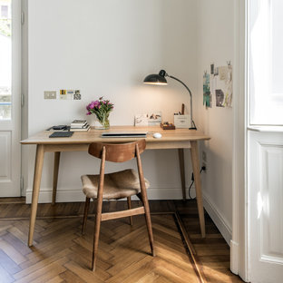 Ispirazione per uno studio nordico di medie dimensioni con pareti bianche, pavimento in legno massello medio, scrivania autoportante e pavimento marrone