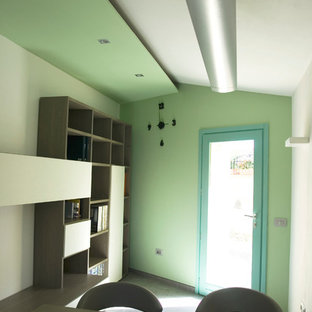 Ispirazione per un piccolo ufficio design con pareti verdi, pavimento con piastrelle in ceramica e scrivania autoportante