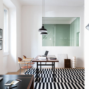 Foto di un ufficio design di medie dimensioni con pareti bianche, parquet chiaro, scrivania autoportante e pavimento beige