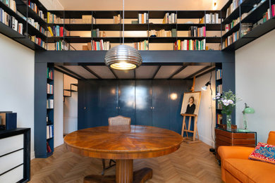 Esempio di un grande studio moderno con libreria, pavimento in legno massello medio, scrivania autoportante e pavimento beige