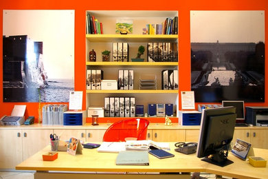 Idee per un ufficio minimalista di medie dimensioni con scrivania autoportante