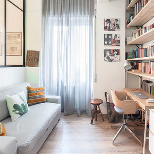 Esempio di uno studio scandinavo con libreria, pareti bianche, parquet chiaro, nessun camino e scrivania autoportante
