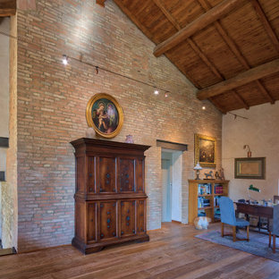 Imagen de estudio ladrillo, clásico, extra grande, ladrillo, con suelo de madera oscura, escritorio independiente y ladrillo