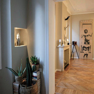 Inspiration för moderna hobbyrum, med beige väggar, ljust trägolv, en standard öppen spis och en spiselkrans i sten