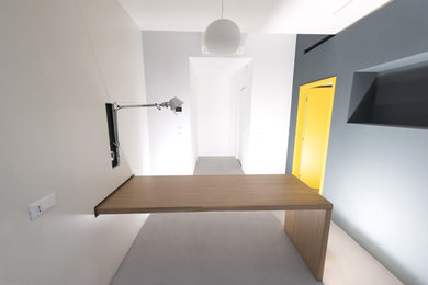 Esempio di uno studio industriale con pavimento in cemento, pavimento grigio e soffitto in legno