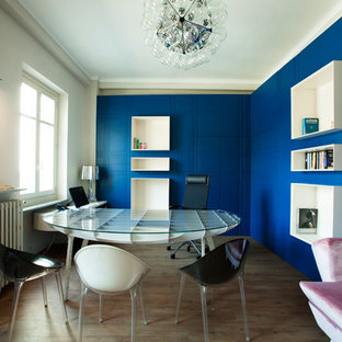 Foto di un ufficio contemporaneo con pareti blu, parquet scuro, scrivania autoportante e pavimento marrone