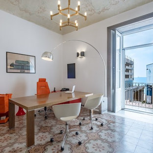 Idee per uno studio chic con pareti bianche, scrivania autoportante e pavimento beige