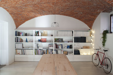 Foto di un grande atelier moderno con pareti bianche, scrivania autoportante e pavimento beige