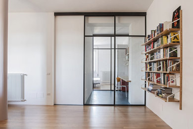 Esempio di un soggiorno nordico di medie dimensioni e stile loft con libreria e pavimento blu