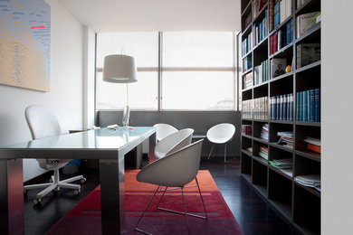 ミラノにあるコンテンポラリースタイルのおしゃれなホームオフィス・書斎の写真
